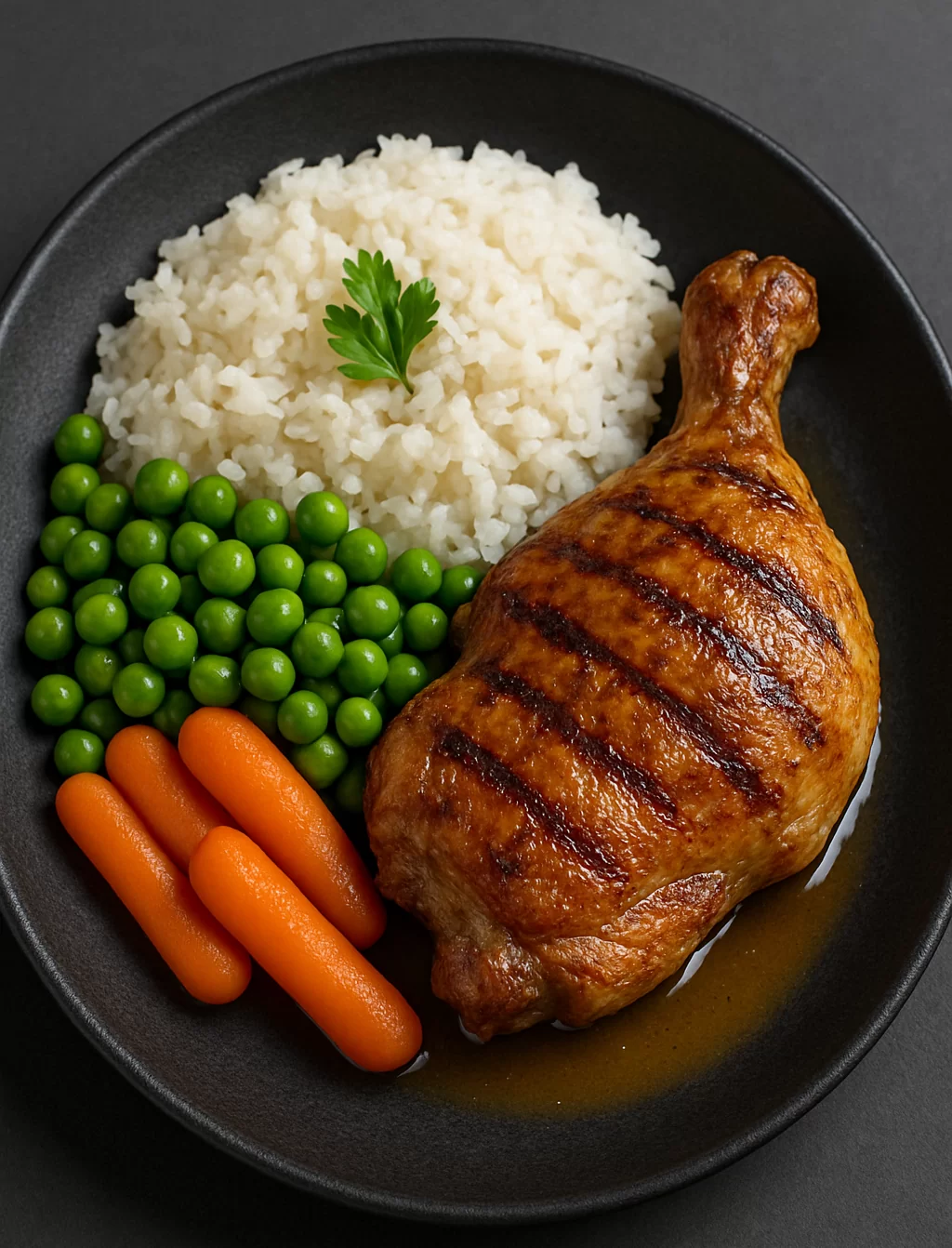 pečeni pileći batak sa zabatkom, pirjana baby mrkva sa graškom i kuhanom bijelom rižom - NutriBox pečeni pileći batak sa zabatkom, pirjana baby mrkva sa graškom i kuhanom bijelom rižom